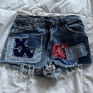 Patterned Levi’s jean shorts